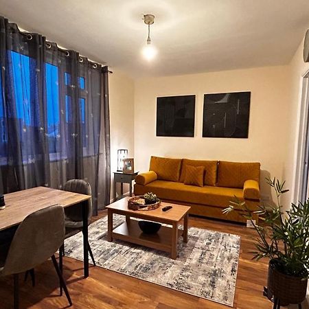 ווקינג Cozy 2 Bedroom Apartment Close To Town Centre מראה חיצוני תמונה