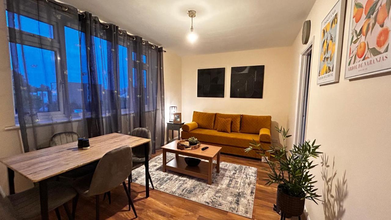 ווקינג Cozy 2 Bedroom Apartment Close To Town Centre מראה חיצוני תמונה